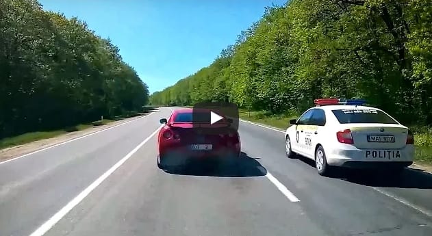 Úgy megszívatta a Nissan GT-R sofőrje a rendőröket, hogy azok csak legyinteni tudtak – videó