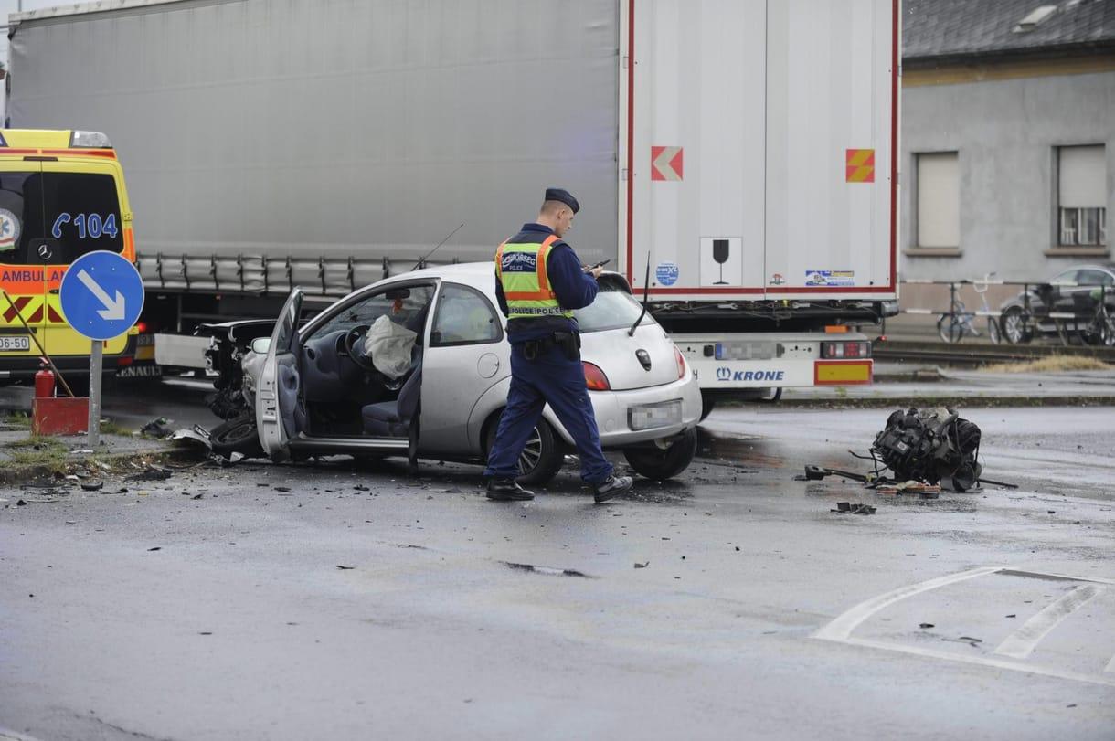 Fotó: Kirepült egy autó motorja egy pesti balesetnél