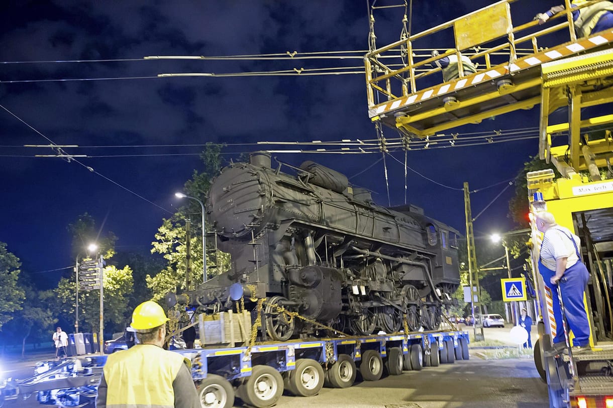 Elszállították a 424-es gőzmozdonyt a Közlekedési Múzeum elől