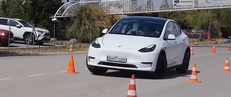 Porsche 911 szinten teljesíti a jávorszarvastesztet a Tesla Model Y