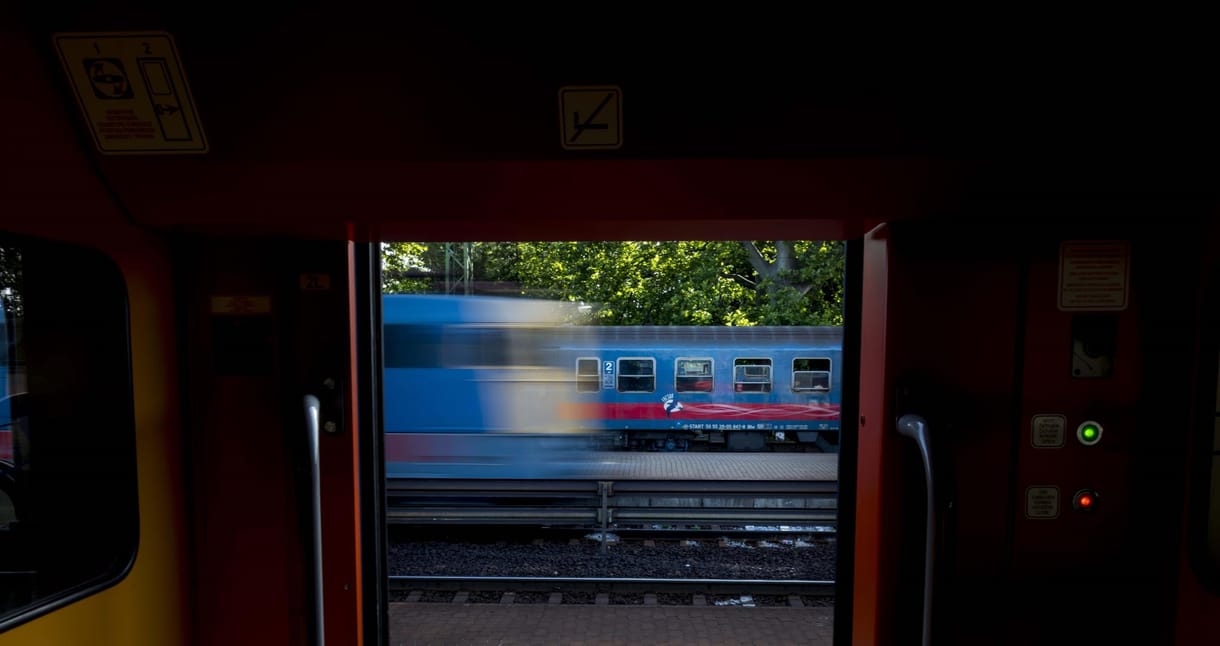 Tarthatatlan a munkaerőhiány, bértárgyalást kezdeményeznek a kormánnyal a vasutas és a volános szakszervezetek