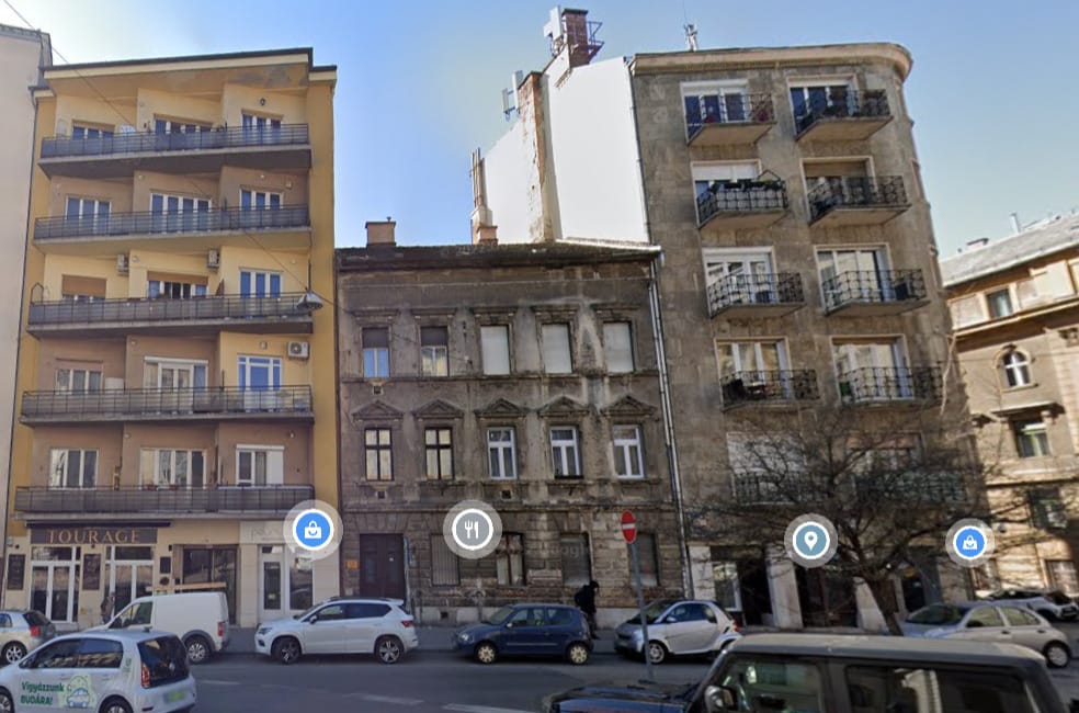 XIX. századi, a forradalmat is megsínylő budai épületre húznak fel még 3 emeletet