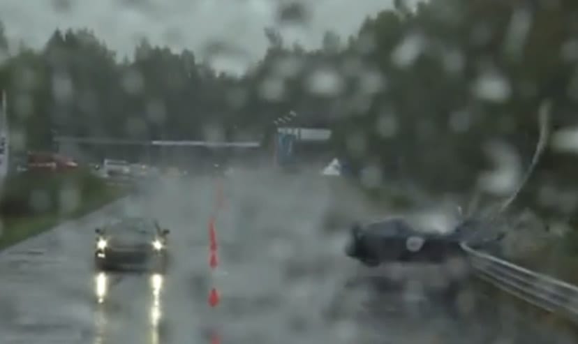 Szalagkorlátnak csapódva tört rommá egy Nissan GT-R - videó