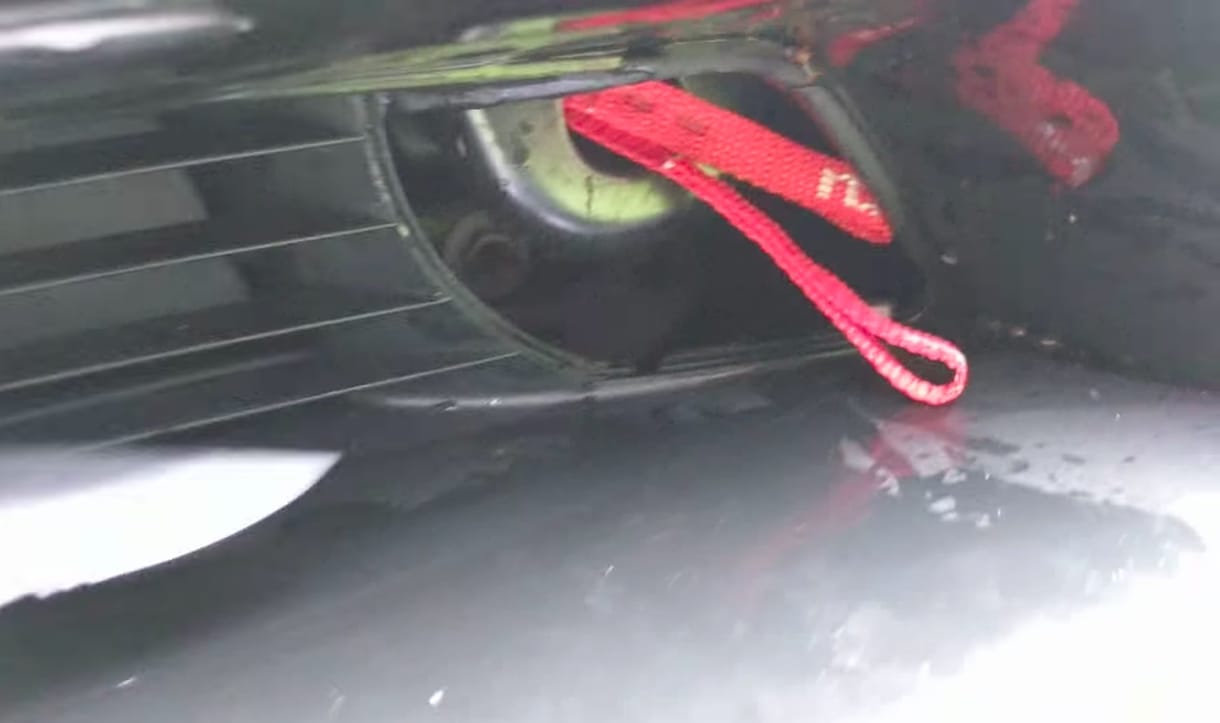 Van egy titkos rekesz a Tesla autóiban, amin keresztül azonnal fel lehet törni a csomagtartót – videó
