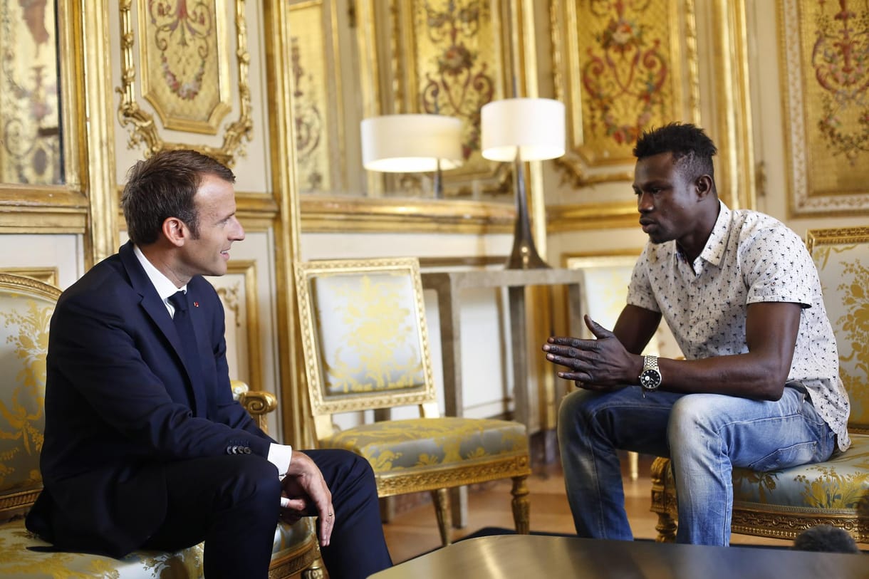 Francia állampolgárságot kaphat a bevándorló, aki megmentett egy gyereket Párizsban