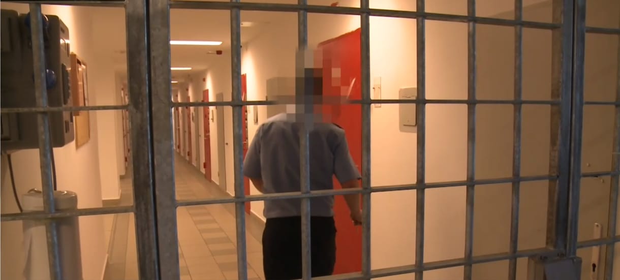 A börtönőrök állítják, nem tudták, hogy három héten át kínoztak egy rabot