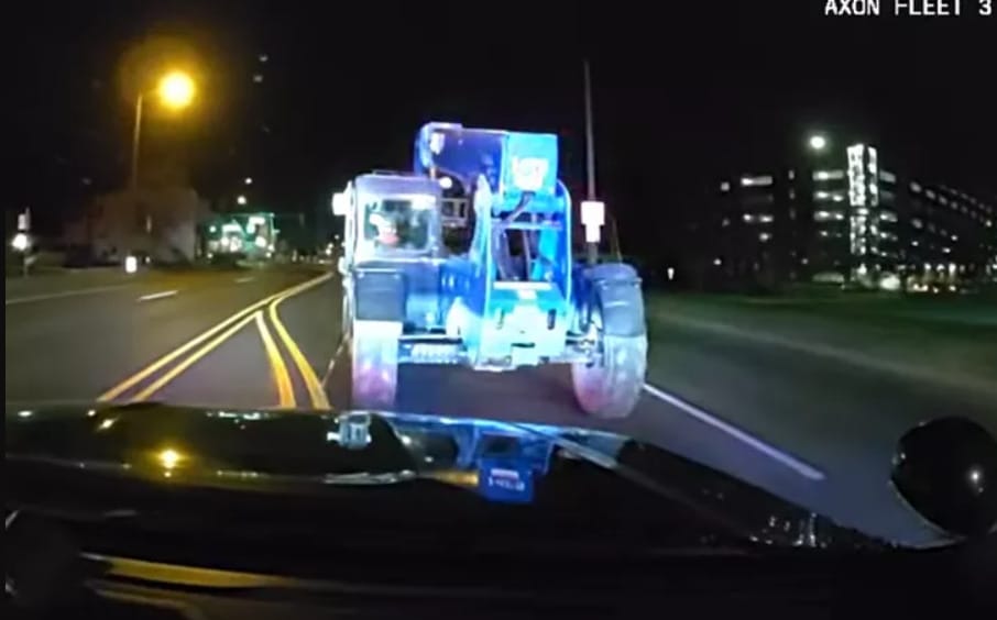Egy órán át üldöztek egy 12 éves gyereket, aki elkötött egy rakodógépet – videó