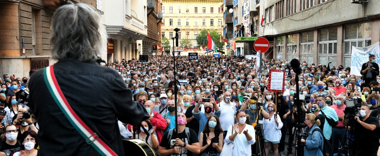 Harcos kedvű tüntetést tartottak az SZFE mellett