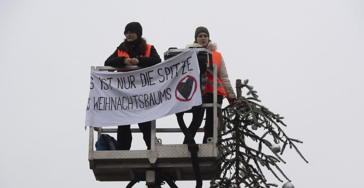 Radikális klímaaktivisták rongáltak meg egy karácsonyfát Berlinben