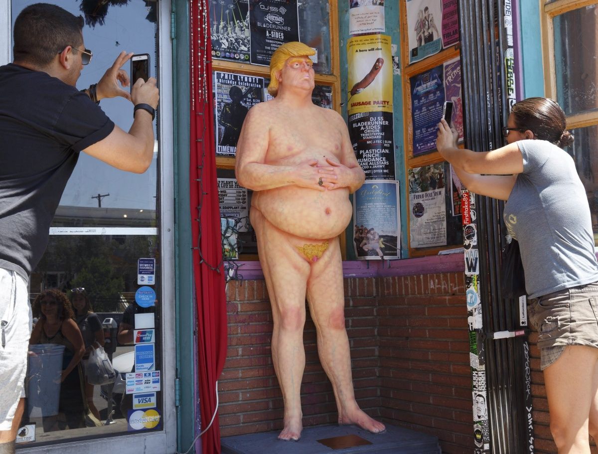 Ismét lenyúltak egy mikropéniszű Trump-szobrot
