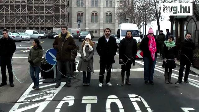 Videó: így vették blokád alá a Parlamentet az LMP-sek