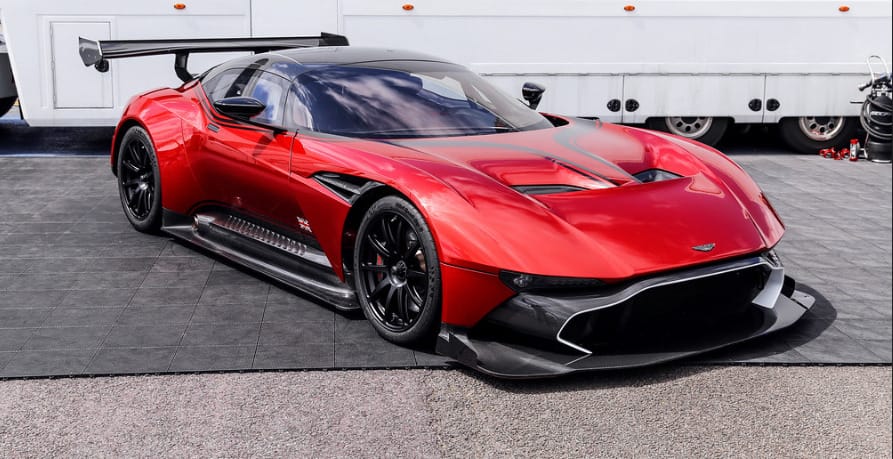 Igaz, hogy 21 milliárd forint ez a lakás, de adnak hozzá egy Aston Martin Vulcant
