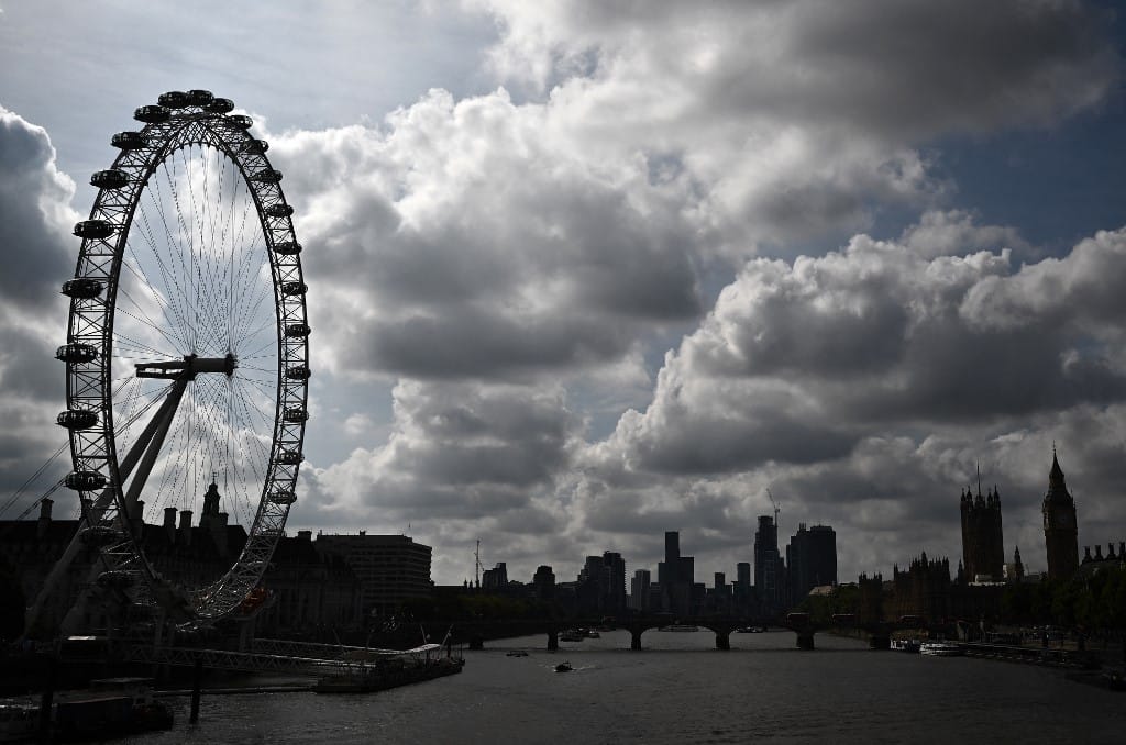 Megkéseltek két rendőrt London központjában