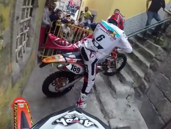 Ez nem akciófilm, hanem egy belvárosi motorverseny – videó