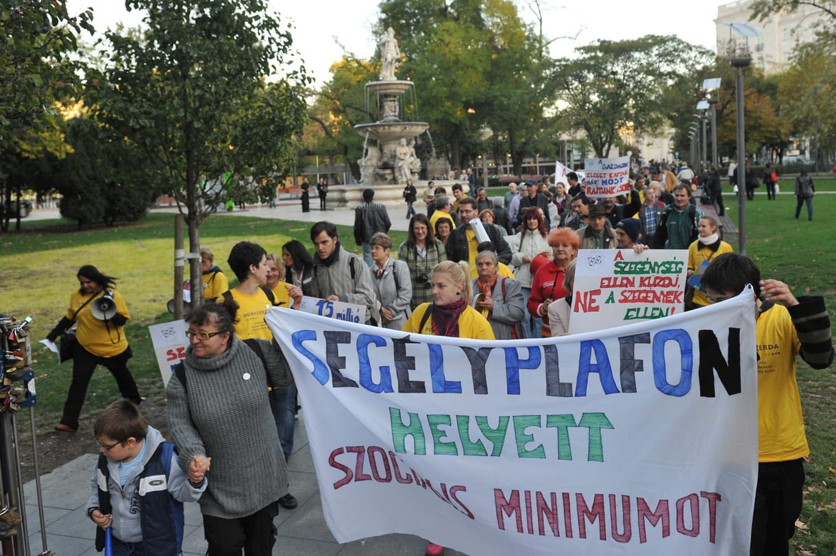 A Kossuth térre mentek a szegénység ellen tüntetők