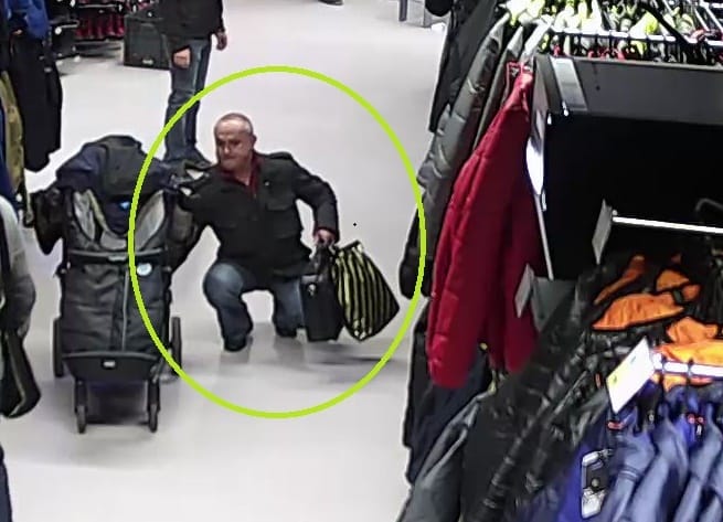 Babakocsiból loptak egy sportboltban - fotó, videó
