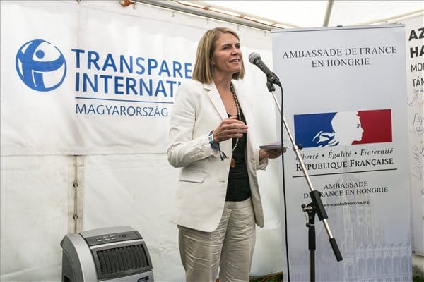 Colleen Bell is kiment a Szigetre, egy fontos üzenetet vitt