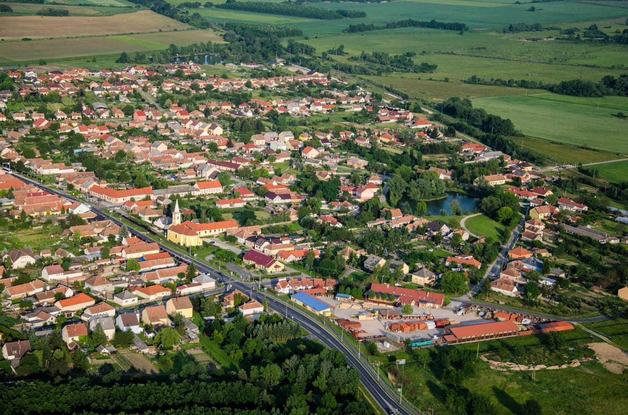 Tényleg migránstábor épül Vitnyéden? – a helyi sajtó és Magyar Péter szerint igen, de egyelőre mindenki hallgat az ügyben