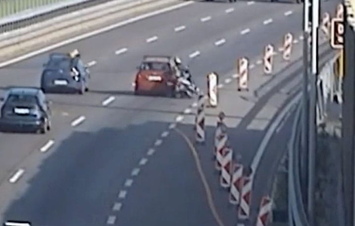 Videó: Elsodorta egy autó az M0-sra felhajtó motorost 