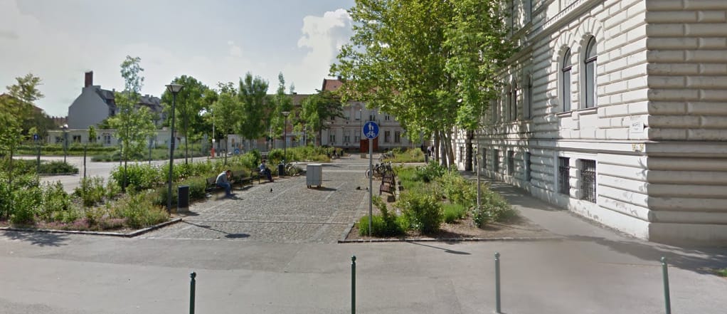 Tetűveszély a szegedi mérnöki kar épülete előtti padokon