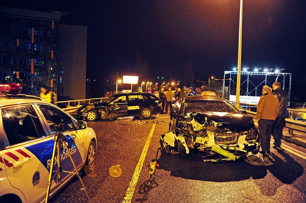 Fotó: összetört taxik a Határ úti felüljárón