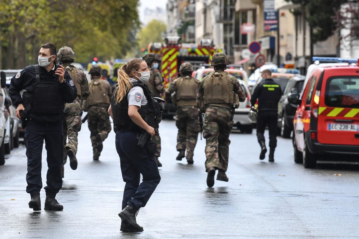 Késes támadás történt a Charlie Hebdo-tragédia helyszínén, elfogták a tettest