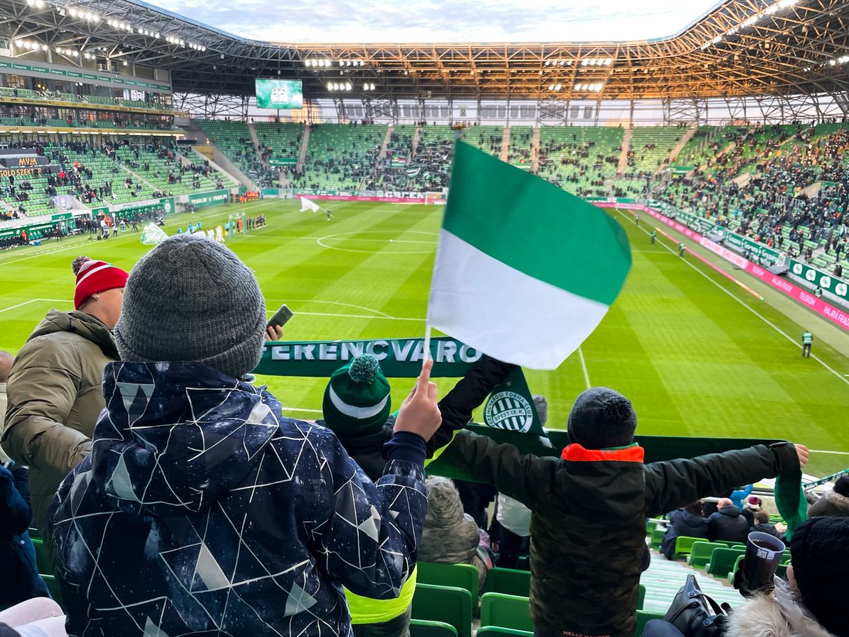 Megtanulták szépen szidni a bíró anyját – megnéztük a Fradi-szektort, ahol betiltották a káromkodást