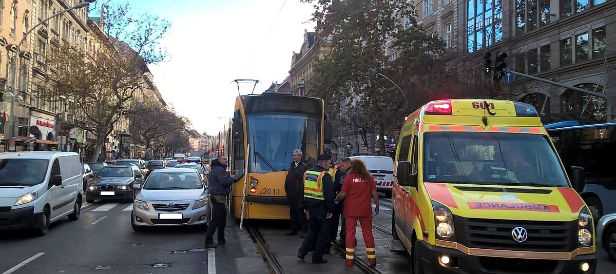 Autóval ütközött a Combino a Teréz körúton