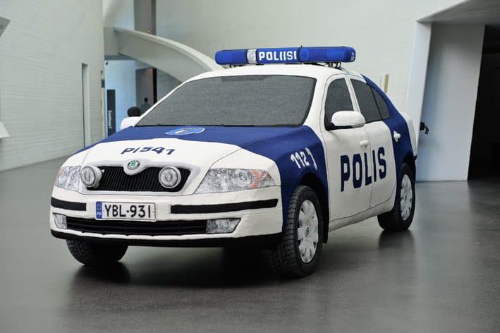 Fotók: megkötöttek egy rendőrautót