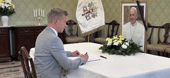 Magyar Péter: Orbán Viktor a barátjának nevezte a pápát, Ferenc pápa sosem tett ilyet fordítva