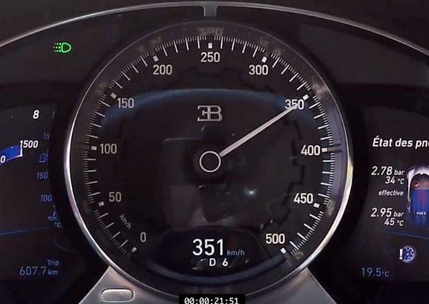 Láthatóan gyerekjáték a Bugatti Chironnak a 351 km/h-s tempó – videó