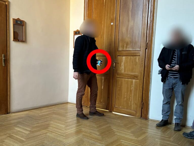 Kicsoda „kis Portik”, aki kávéval öntötte le a bírót?
