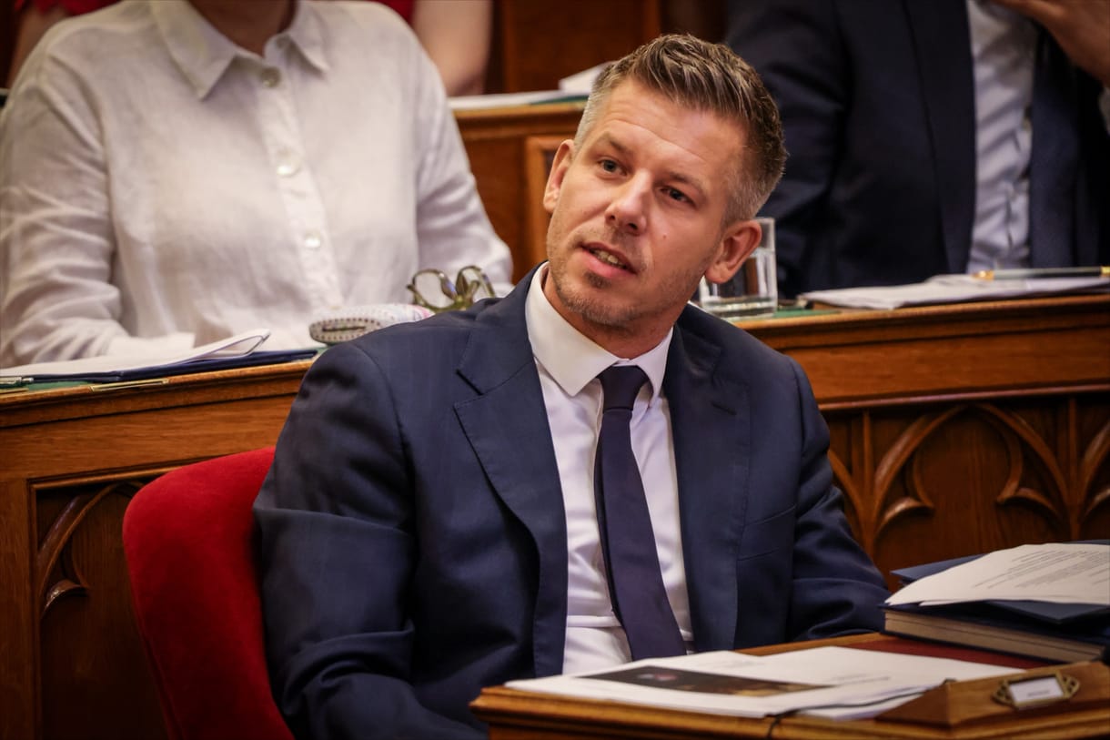 „Tényleg szégyellje magát Hegedűs Barbara!” – Forsthoffer Ágnes elvette a szót Magyar Pétertől a parlamentben