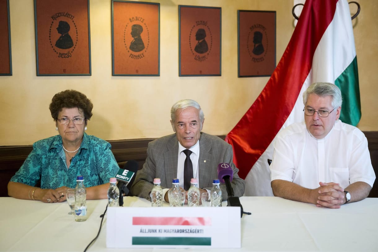 Így űz csúfot a professzorságból, a kereszténységből és a polgári értékekből három fantomszervezet, hogy továbbra is Habony Árpád alázatos szolgája maradhasson
