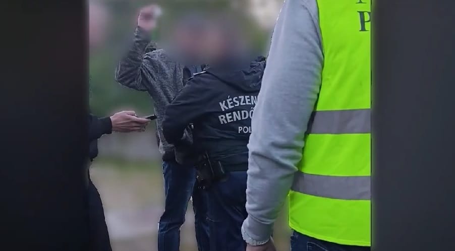Magát titkos ügynöknek kiadva akart pénzt kicsikarni két férfi egy kiutasítástól tartó külfölditől
