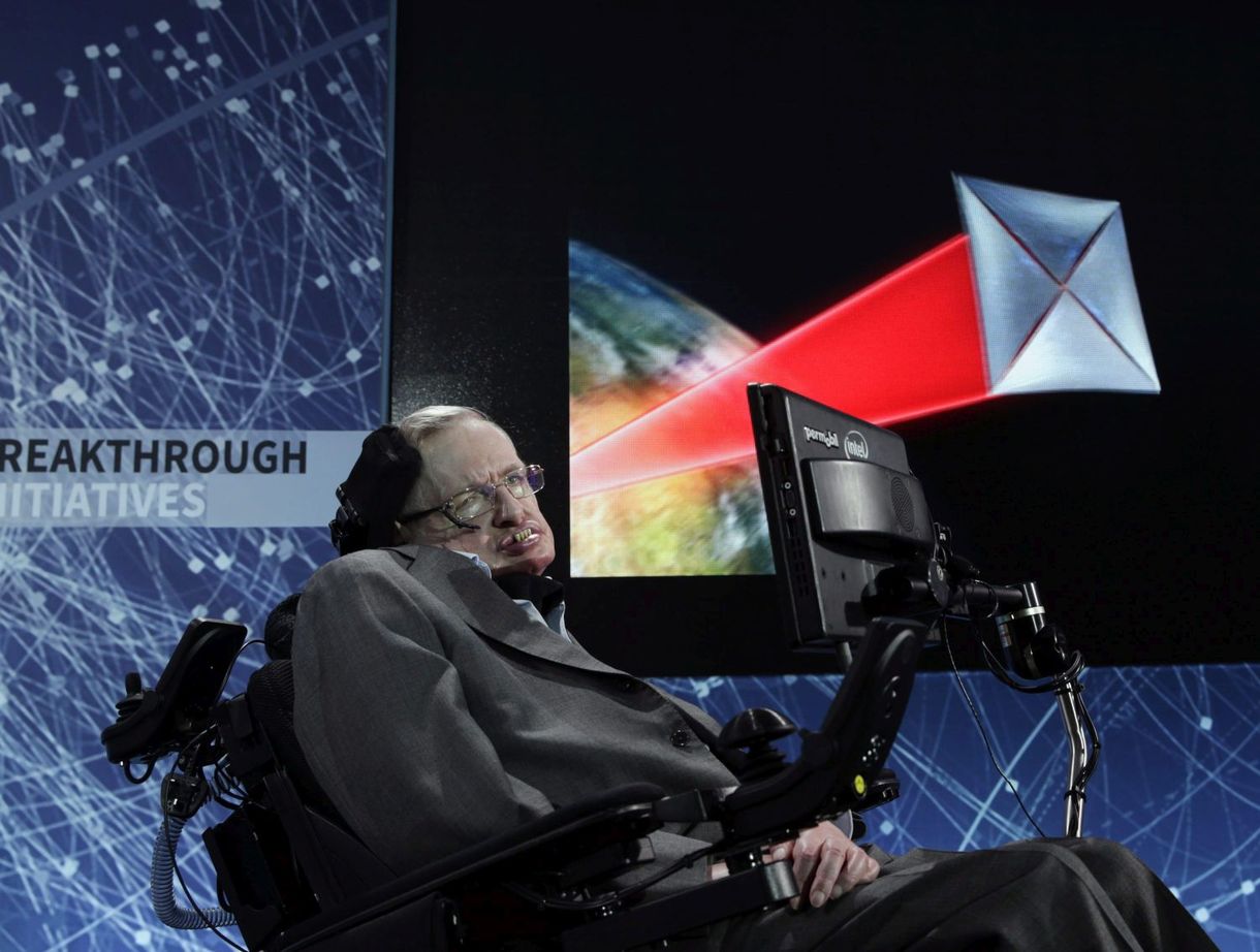 Hawking: vissza a Holdra!