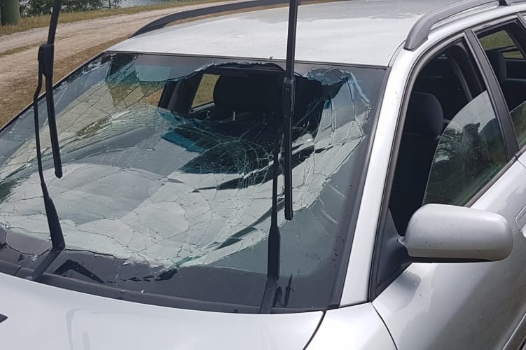 Tóba esett egy autó Vadnánál, pecázó rendőrök mentettek ki két embert