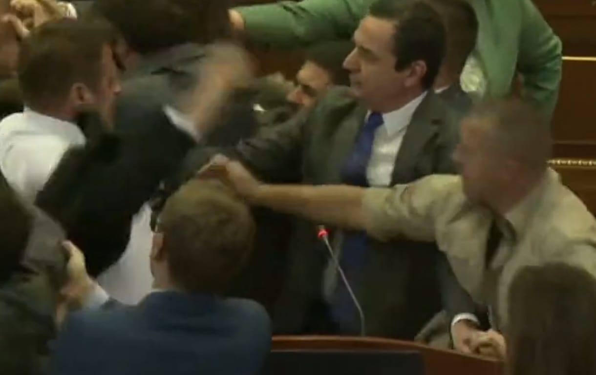 Verekedés tört ki a koszovói parlamentben – videóval