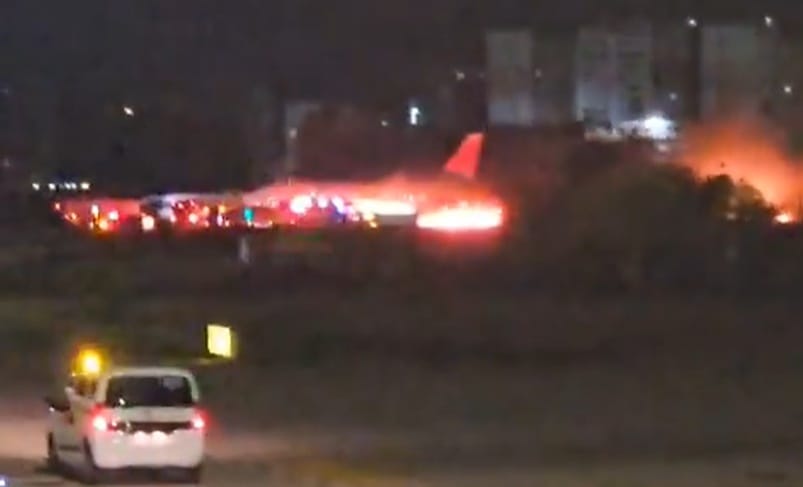 Kigyulladt egy orosz repülőgép a török antalyai repülőtéren – videó