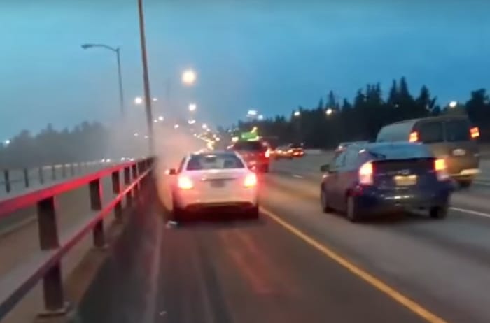Kigyulladt a vadiúj Mercedes, a tulajdonos teljesen kiakadt – videó