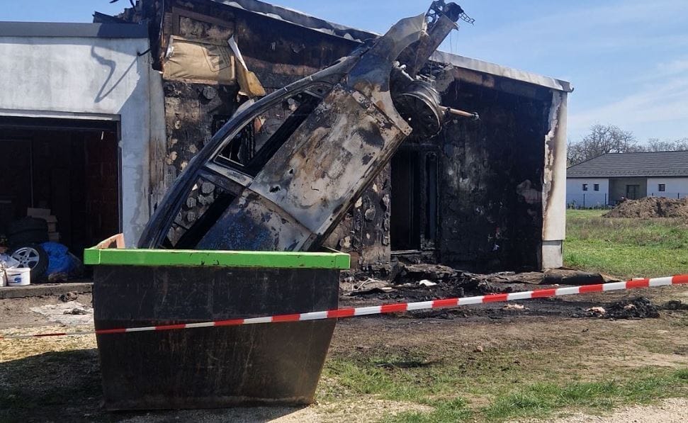 Fotó: Konténerben kötött ki egy kigyulladt villanyautó Kajászón