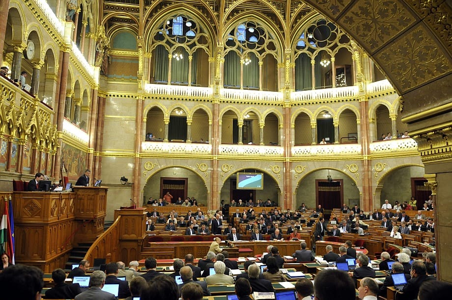 Hajnali kettőig vitáztak a telefonadóról a parlamentben 