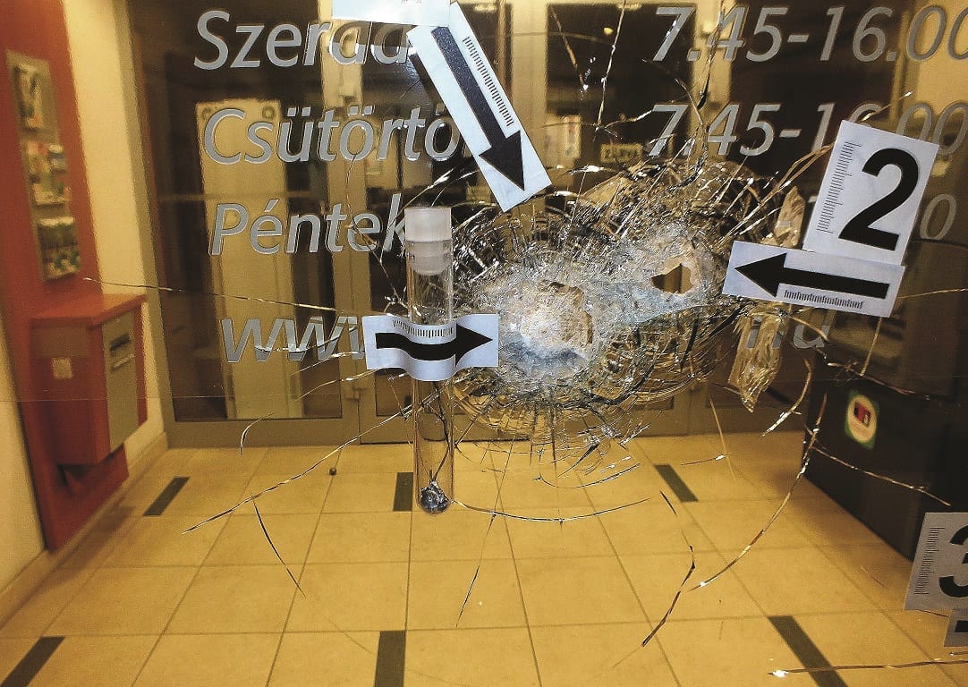 Rálőttek egy bankfiókra, felgyújtottak egy ATM-et
