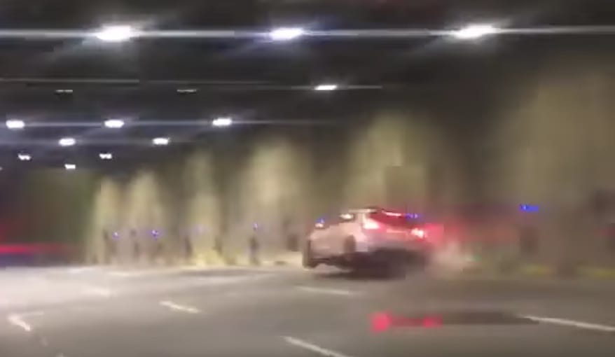 Csúnyán összetörte az AMG Mercit a sofőr, aki az utcai versenyen akart menőzni – videó