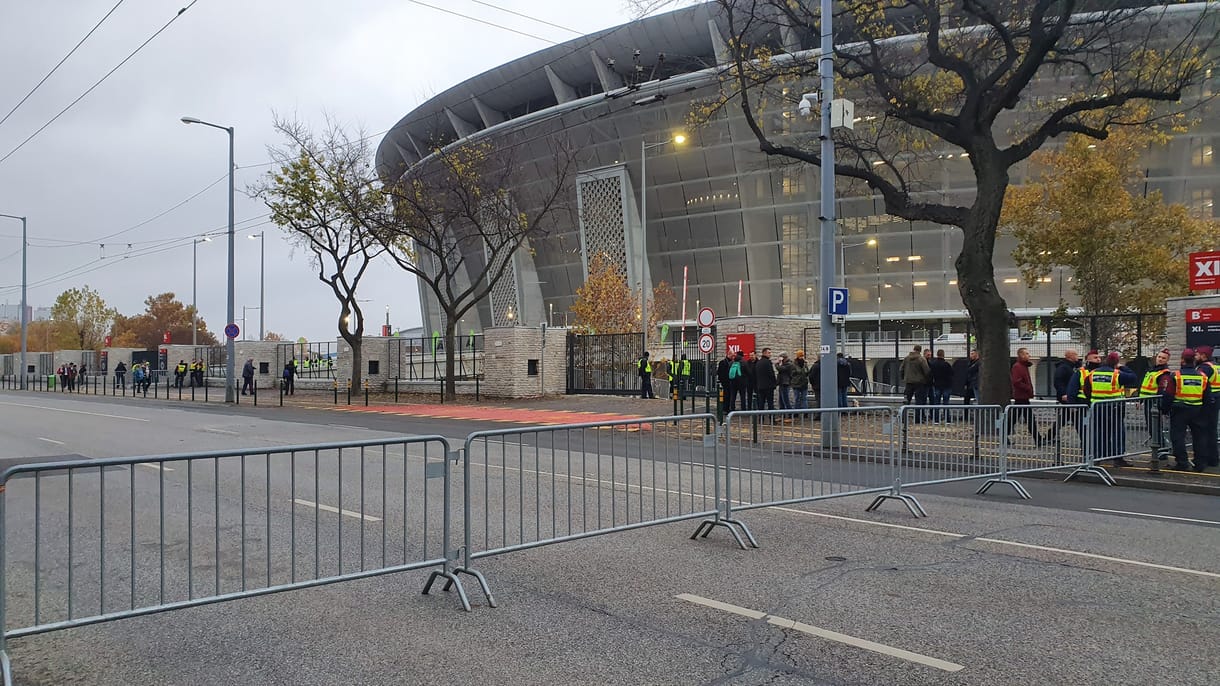 Üres, lezárt utcák a Puskás Aréna környékén - fotók