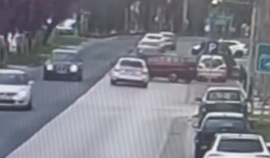 Kirepült a kocsijából a sofőr, aki egy rendőrautóval ütközött – videó