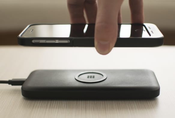 Így töltheti vezeték nélkül a telefonját akár az utcán is