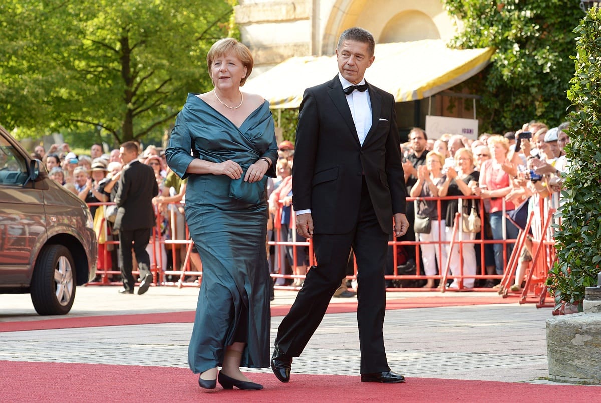 Fotó: Merkel zoknit húzott estélyihez