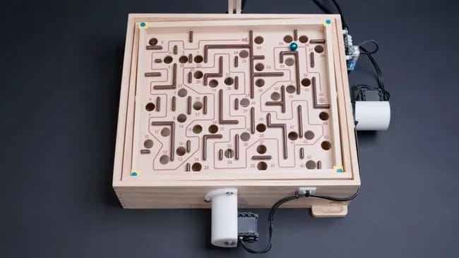 6 óra alatt megtanult egy fizikai játékkal játszani a mesterséges intelligencia, aztán 14,8 mp alatt végigvitte az egészet