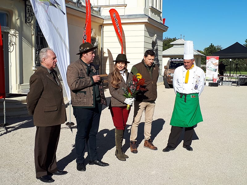 A vadakat lelövik, ugye? Így gyűjt pénzt a gyermekosztálynak a NER